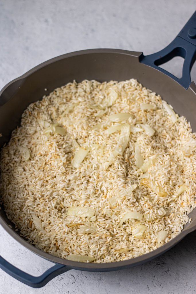 Pan with long grain rice and onion